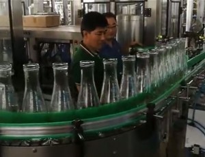 汇源果汁1.8升广口瓶30头全自动翻转式冲瓶机，自动分线机
